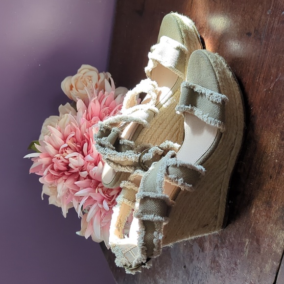 Candies Platform Woven Fabric Strap Sandles - Picture 2 of 13